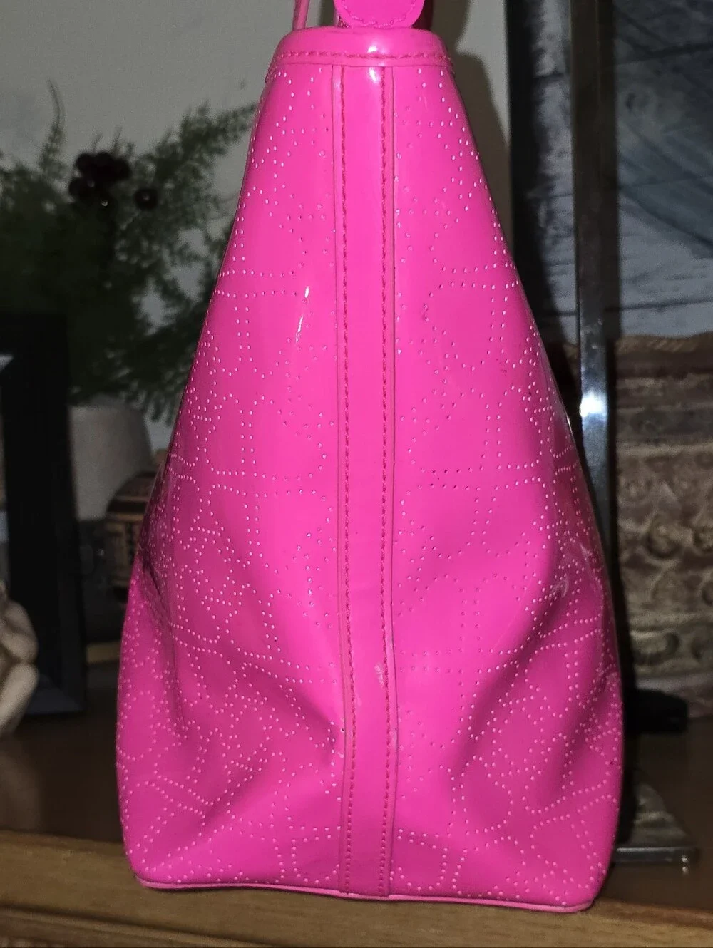 kate spade new york Molly Bikini Dot Large Tote in a vibrant neon pink patent - Picture 4 of 13